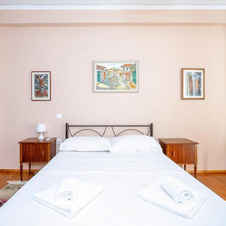 Charming & Authentic Gem - Walk To Port & Shops! Apartment Patras Ngoại thất bức ảnh