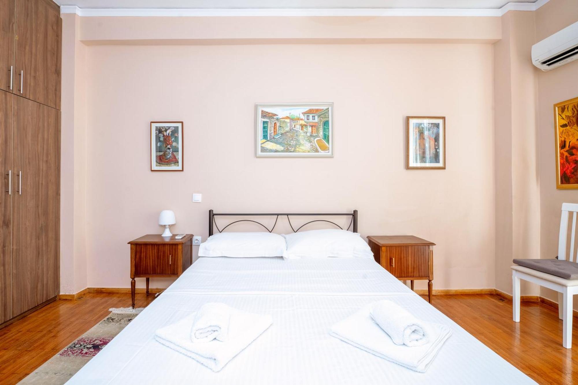 Charming & Authentic Gem - Walk To Port & Shops! Apartment Patras Ngoại thất bức ảnh