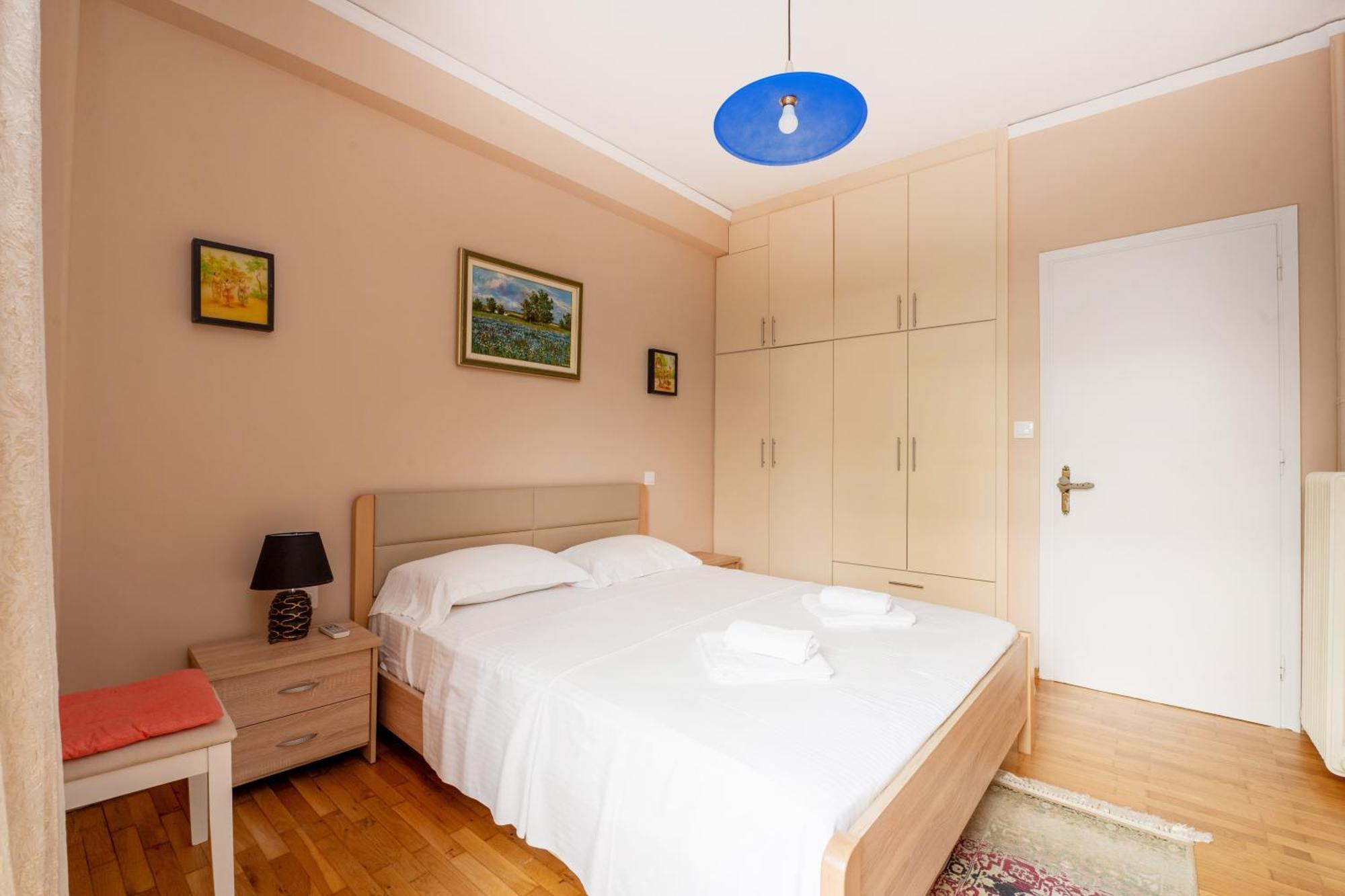 Charming & Authentic Gem - Walk To Port & Shops! Apartment Patras Ngoại thất bức ảnh