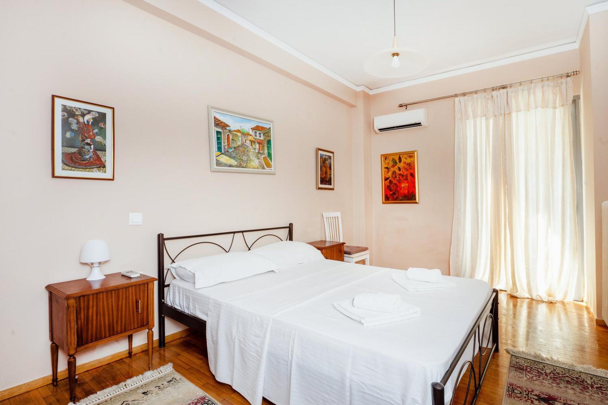 Charming & Authentic Gem - Walk To Port & Shops! Apartment Patras Ngoại thất bức ảnh