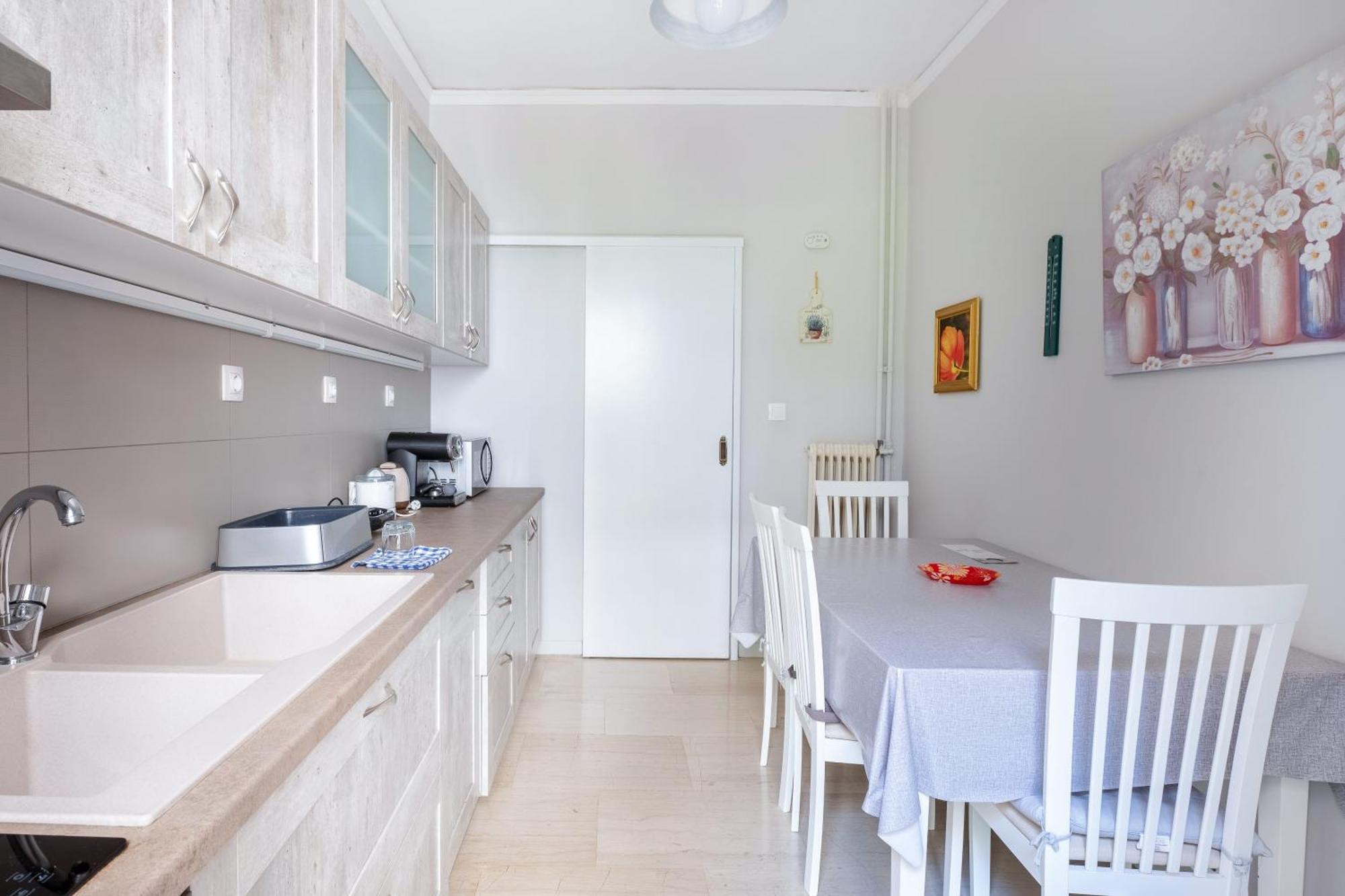 Charming & Authentic Gem - Walk To Port & Shops! Apartment Patras Ngoại thất bức ảnh