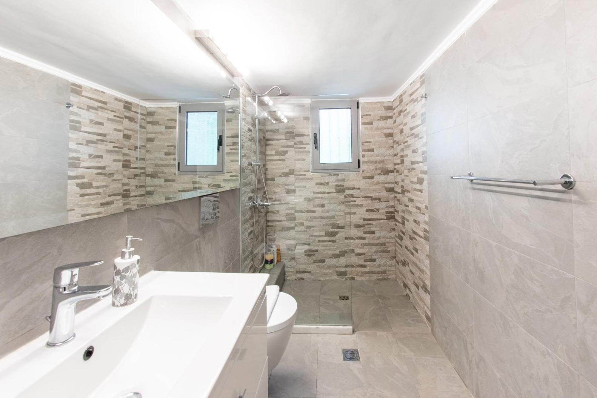 Charming & Authentic Gem - Walk To Port & Shops! Apartment Patras Ngoại thất bức ảnh